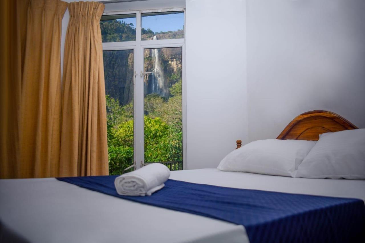 Diyaluma Falls Inn Koslanda Exteriör bild