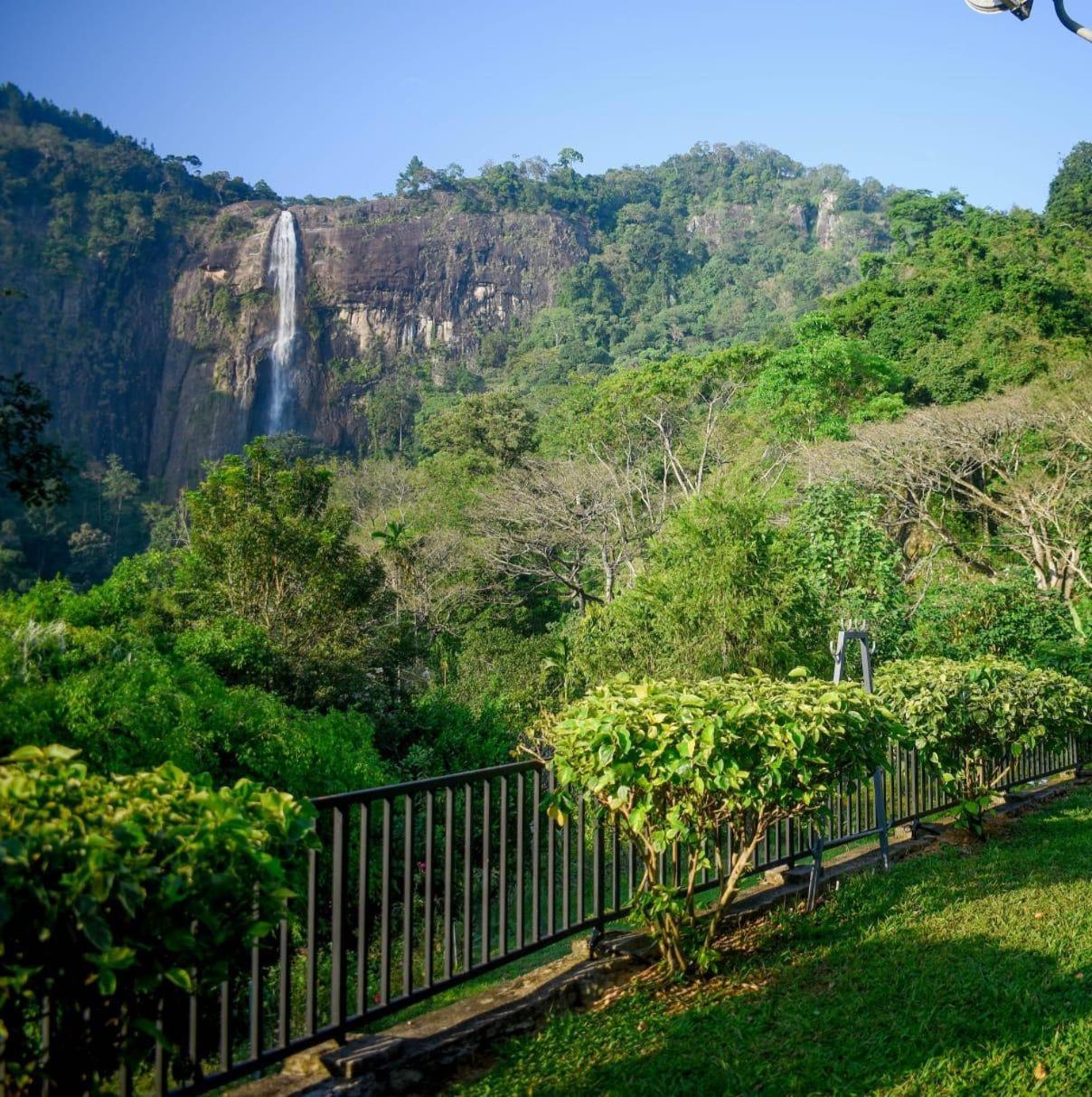 Diyaluma Falls Inn Koslanda Exteriör bild
